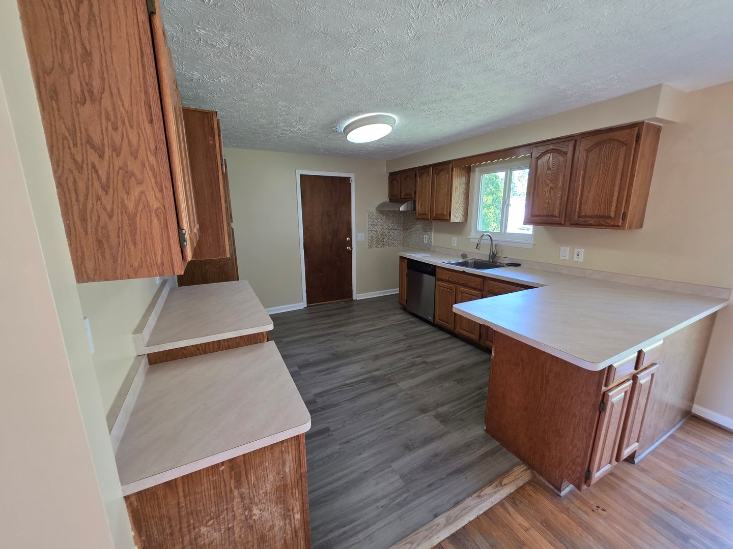 Available Now 4 Bed 2 Full Bath Single Family House In Henrietta – photo 2