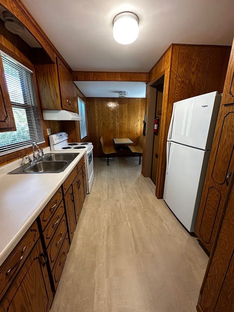 3 Bedroom, 1 Bathroom Single Family Home – photo 5