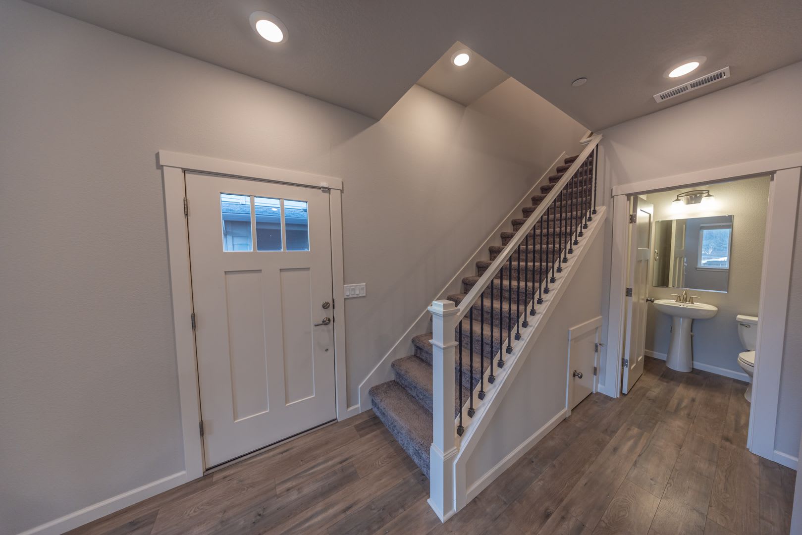 Three bedroom home in Ridgefield, gated community, with AC – photo 3