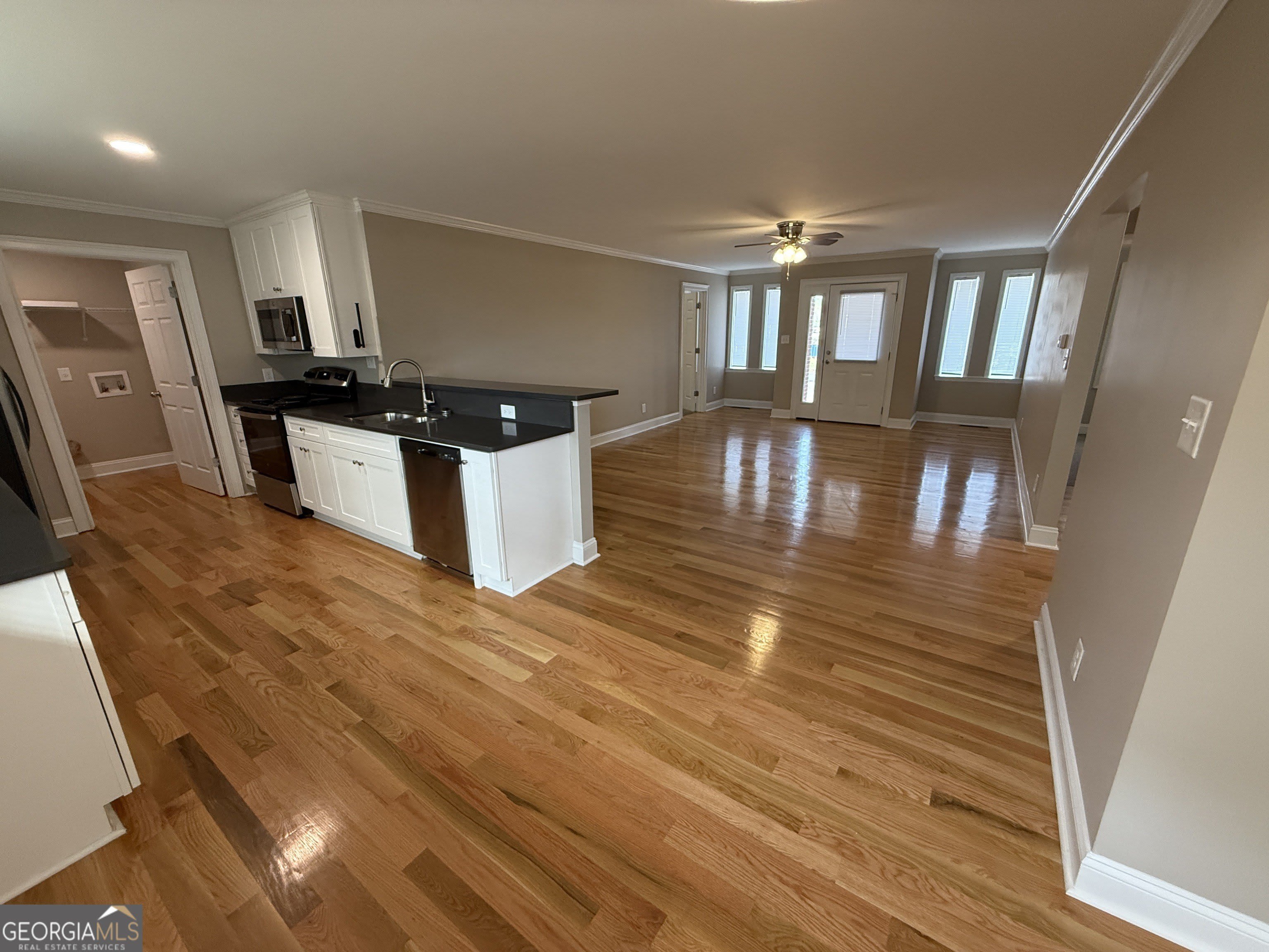 657 Athens Street – photo 3