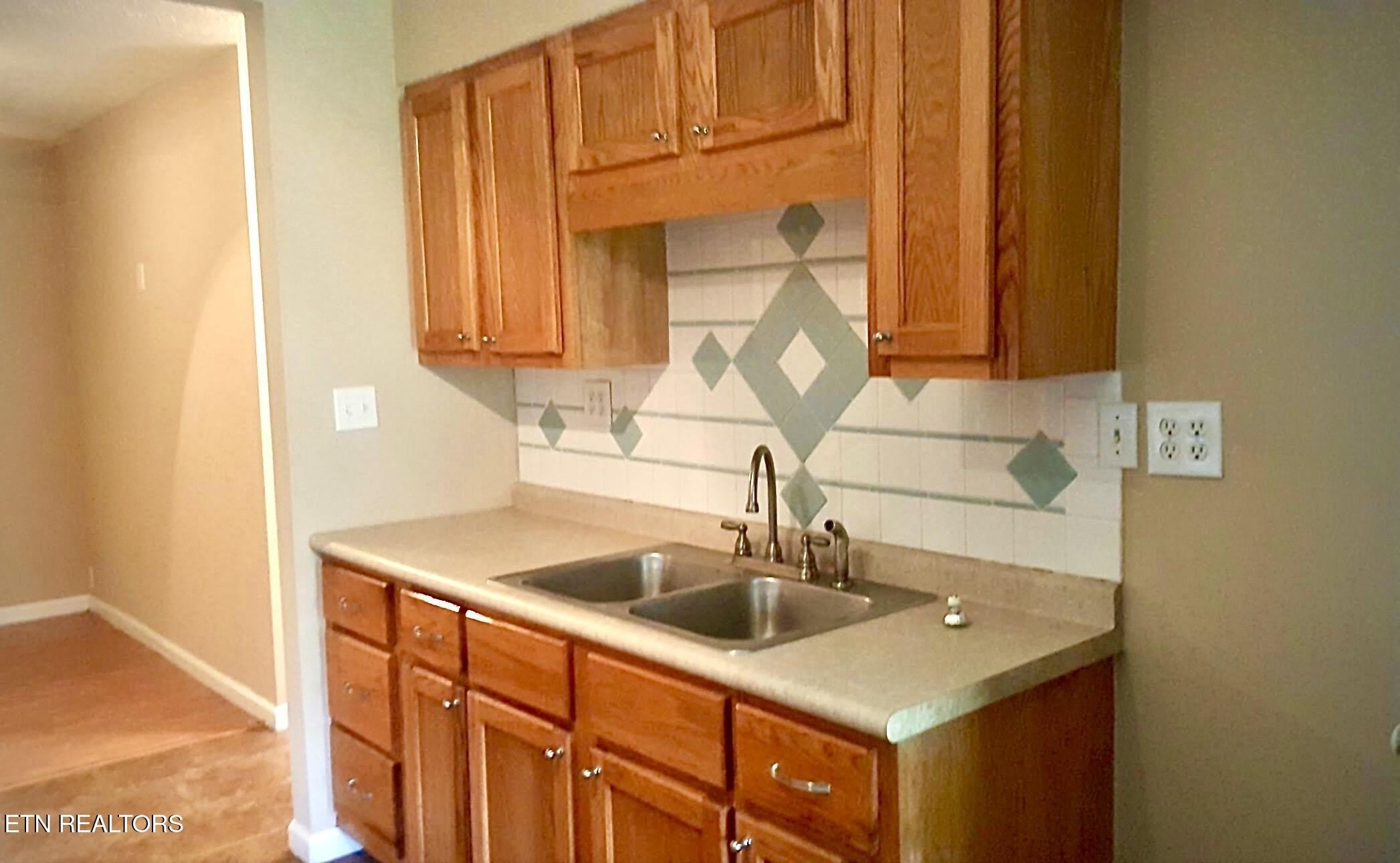 426 Parliament Rd – photo 3
