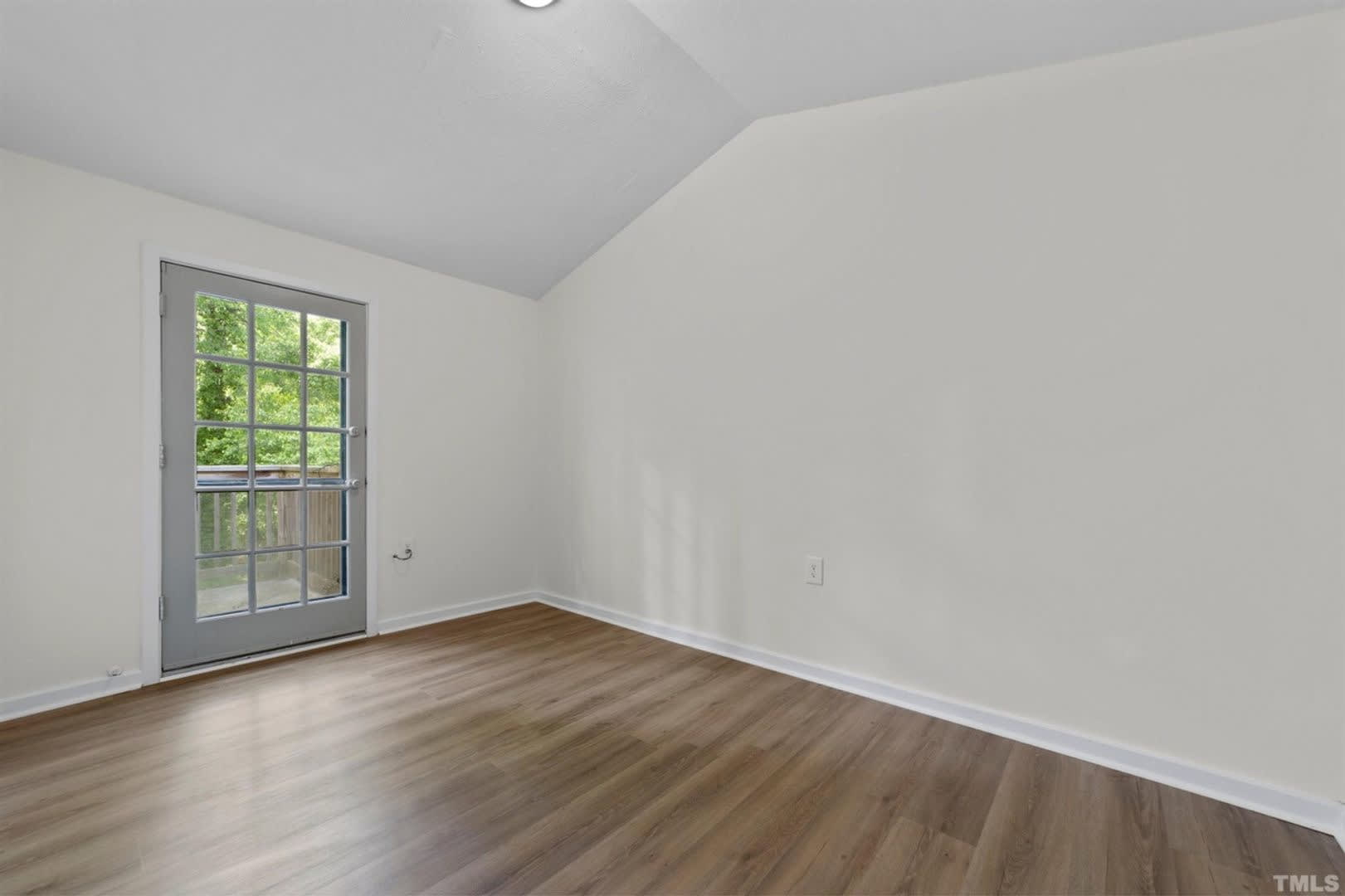 Room in 6 Bedroom House at Buckingham Rd – photo 5