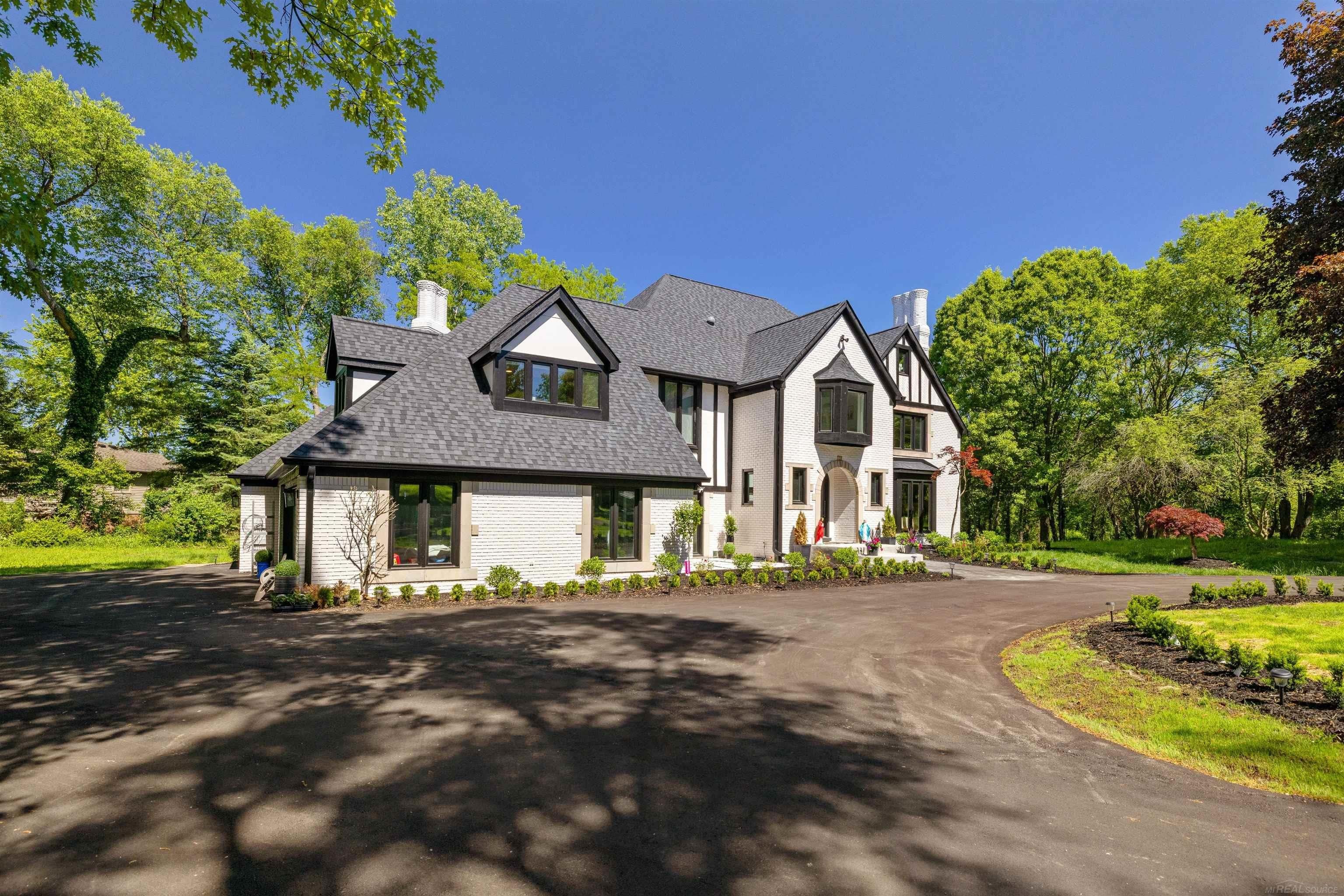300 Camelot Way – photo 3