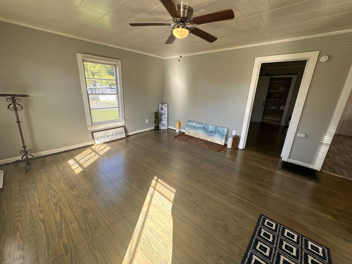 2 Bed House w/ Wooden floors, Large Front porch, Central HVAC & Huge yard! – photo 1