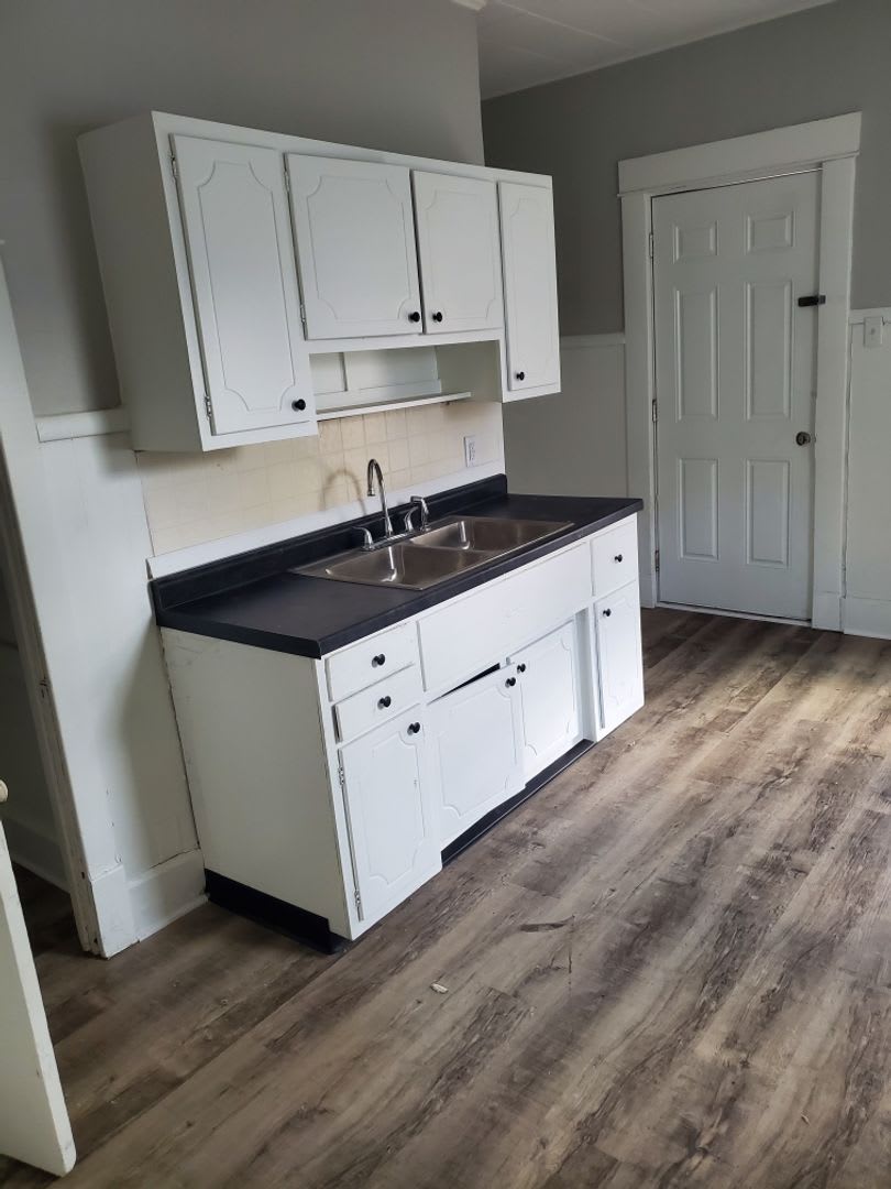For Rent: 623 W 9th St. Spacious 3 Bedroom Home! Nice Porch! Pet Friendly! – photo 4