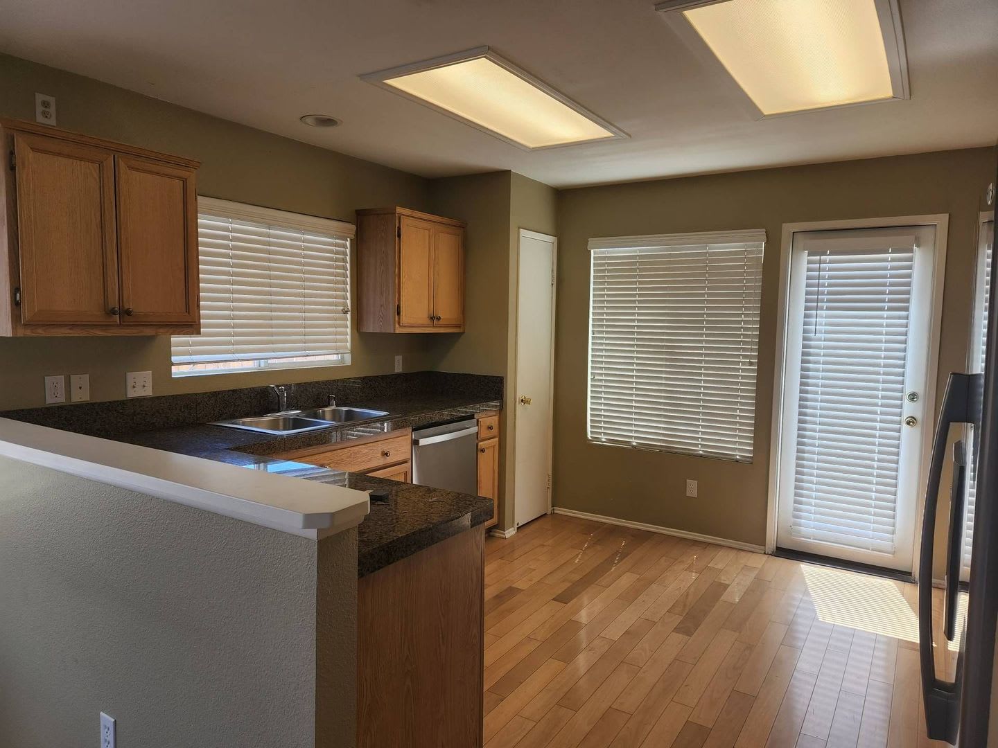**MOVE IN SPECIAL*** $100 Off 1st Month's Rent! – photo 4
