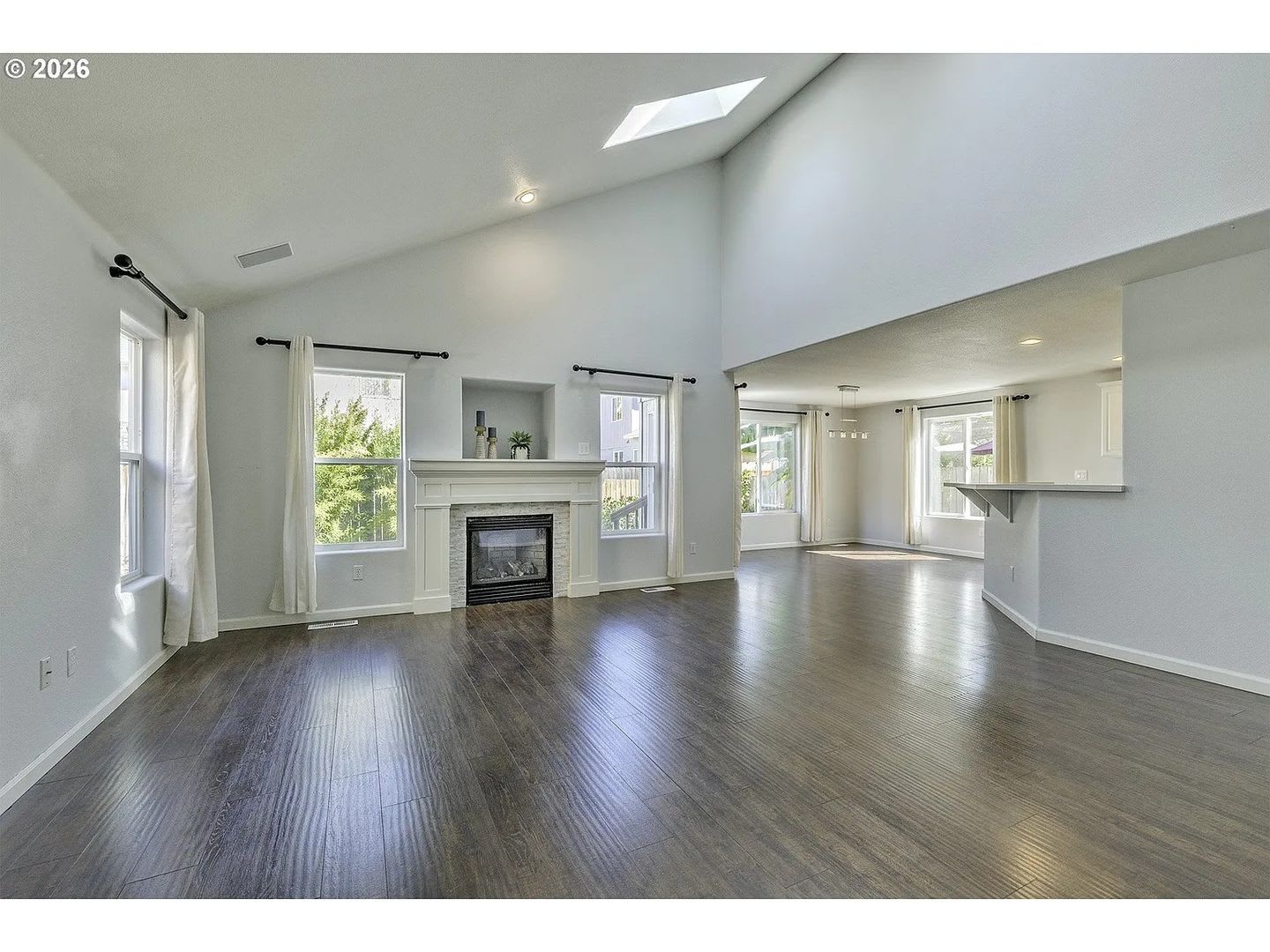 Spacious Hillsboro 3 Bedroom Home with Vaulted Ceilings, Office, Open Kitchen & 2-Car Garage – photo 5