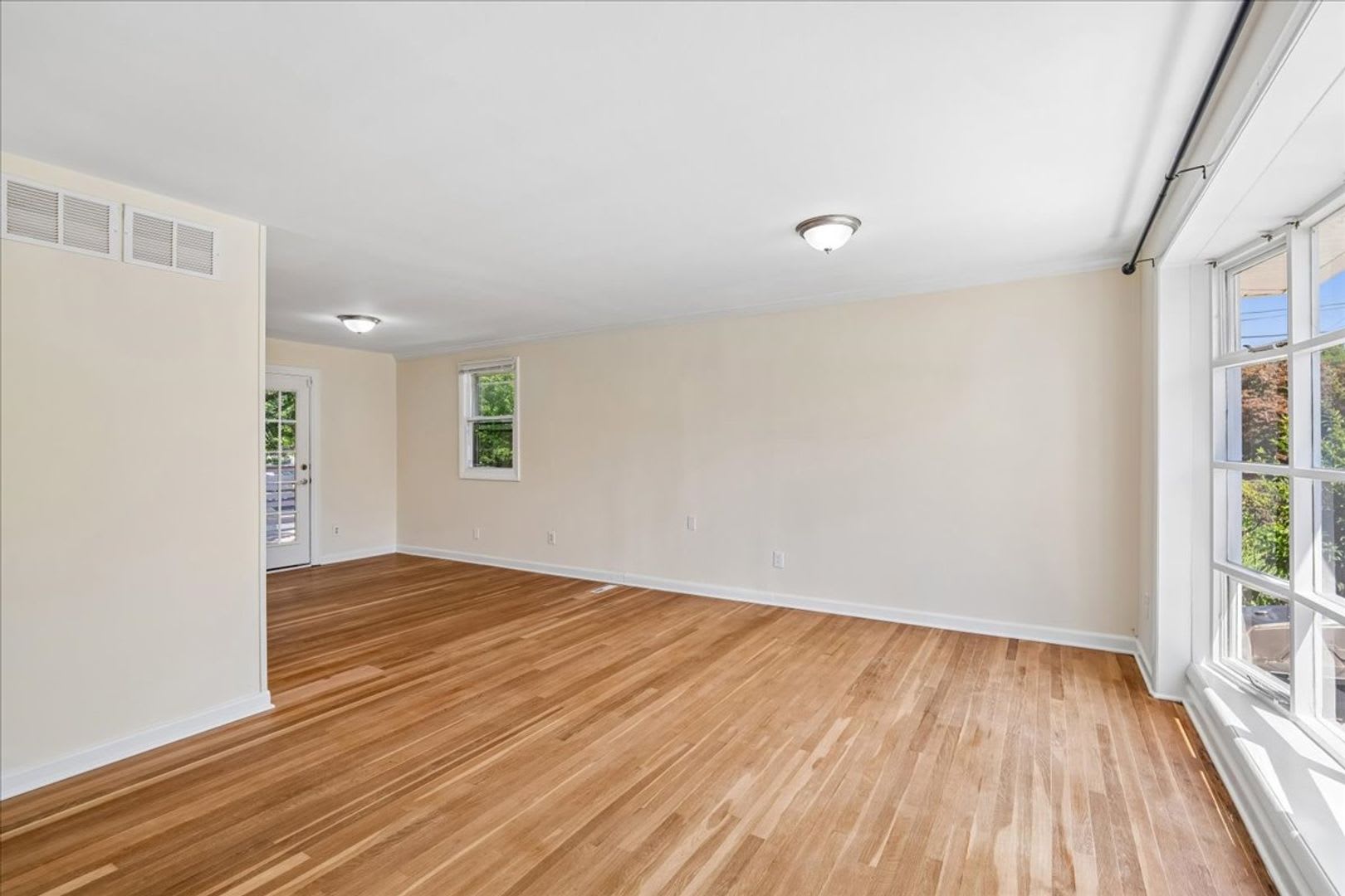 Perfectly Located Single Family Home in Silver Spring – photo 3