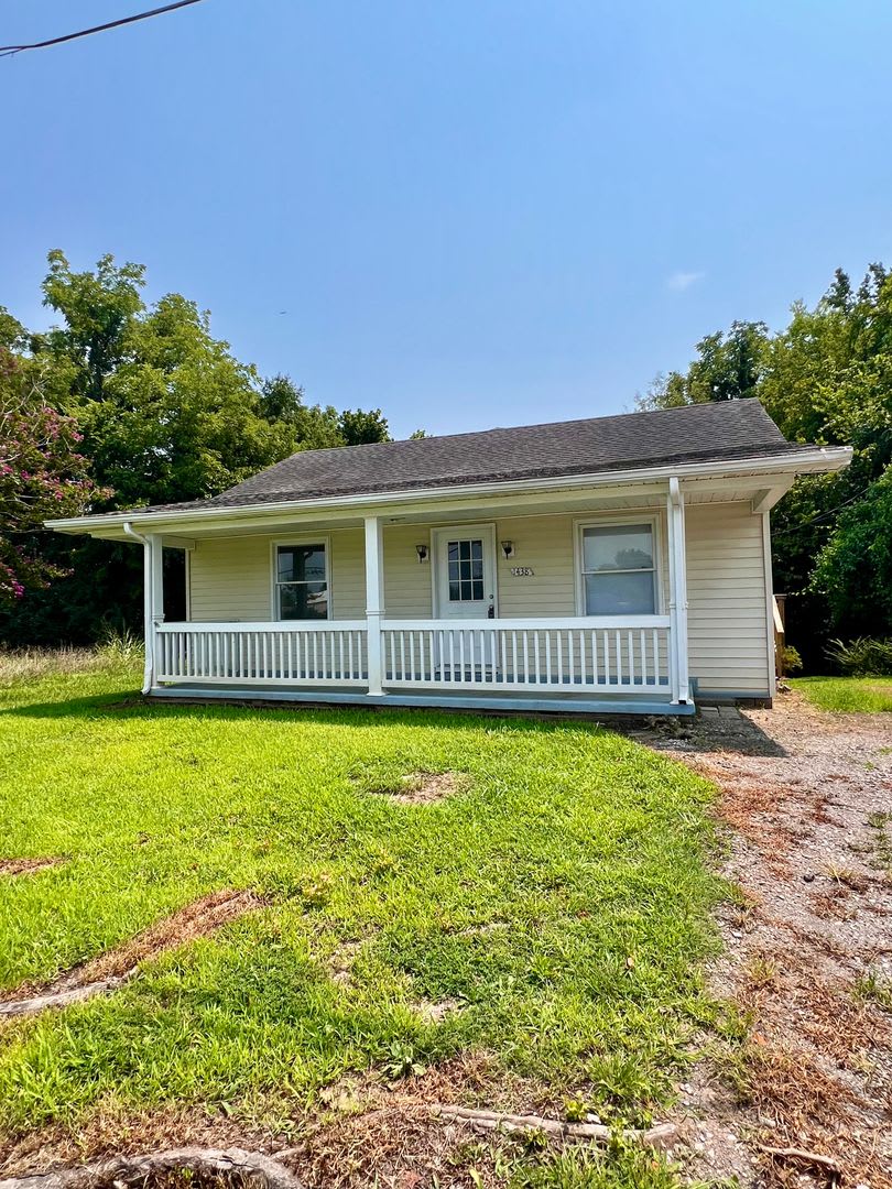 AVAILABLE AUGUST 15! 3 Bedroom Home Near Downtown Clarksville – photo 1