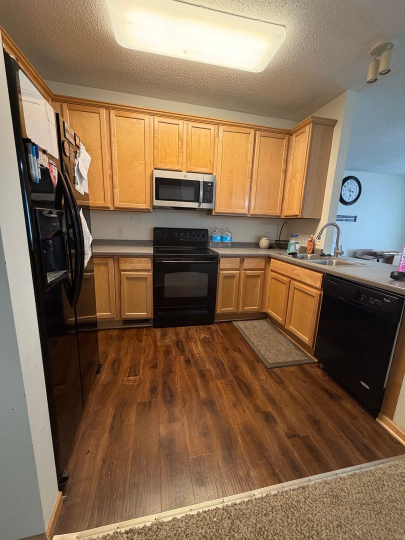 Spacious 2 bedroom townhome available 9/10!! – photo 3