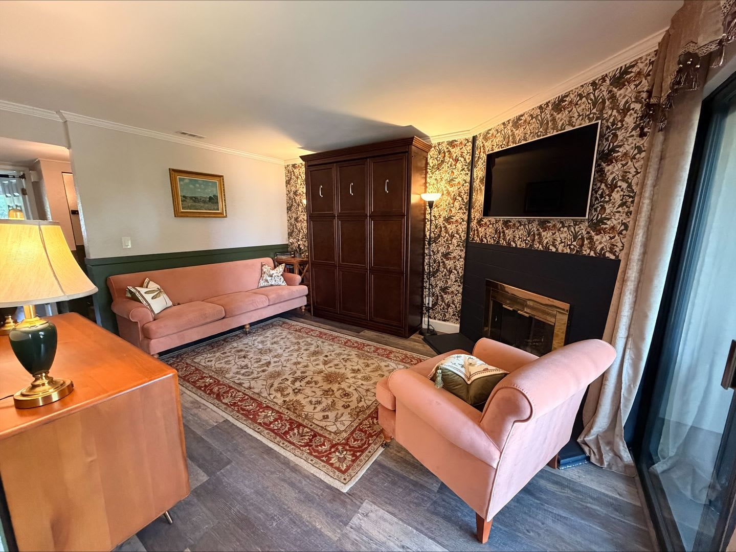 Beautiful Kirkland Top Floor Unit Available – photo 4