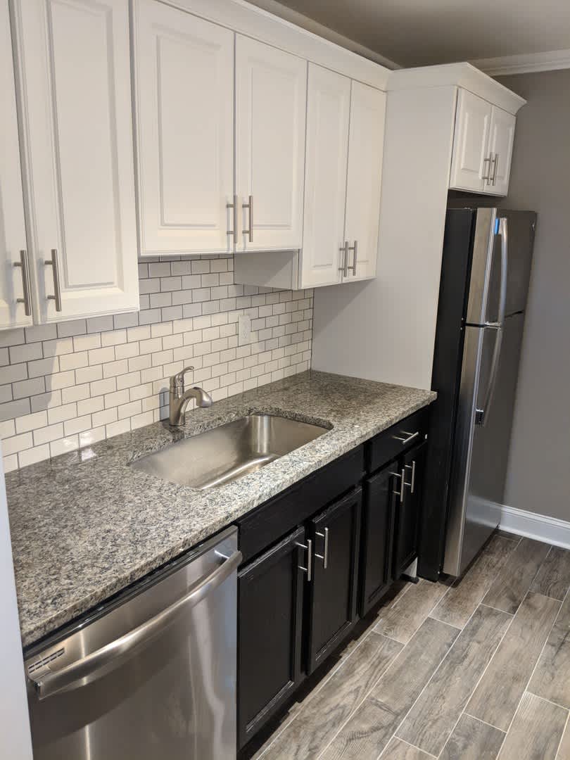 Frost Courtyard Apartments – photo 2