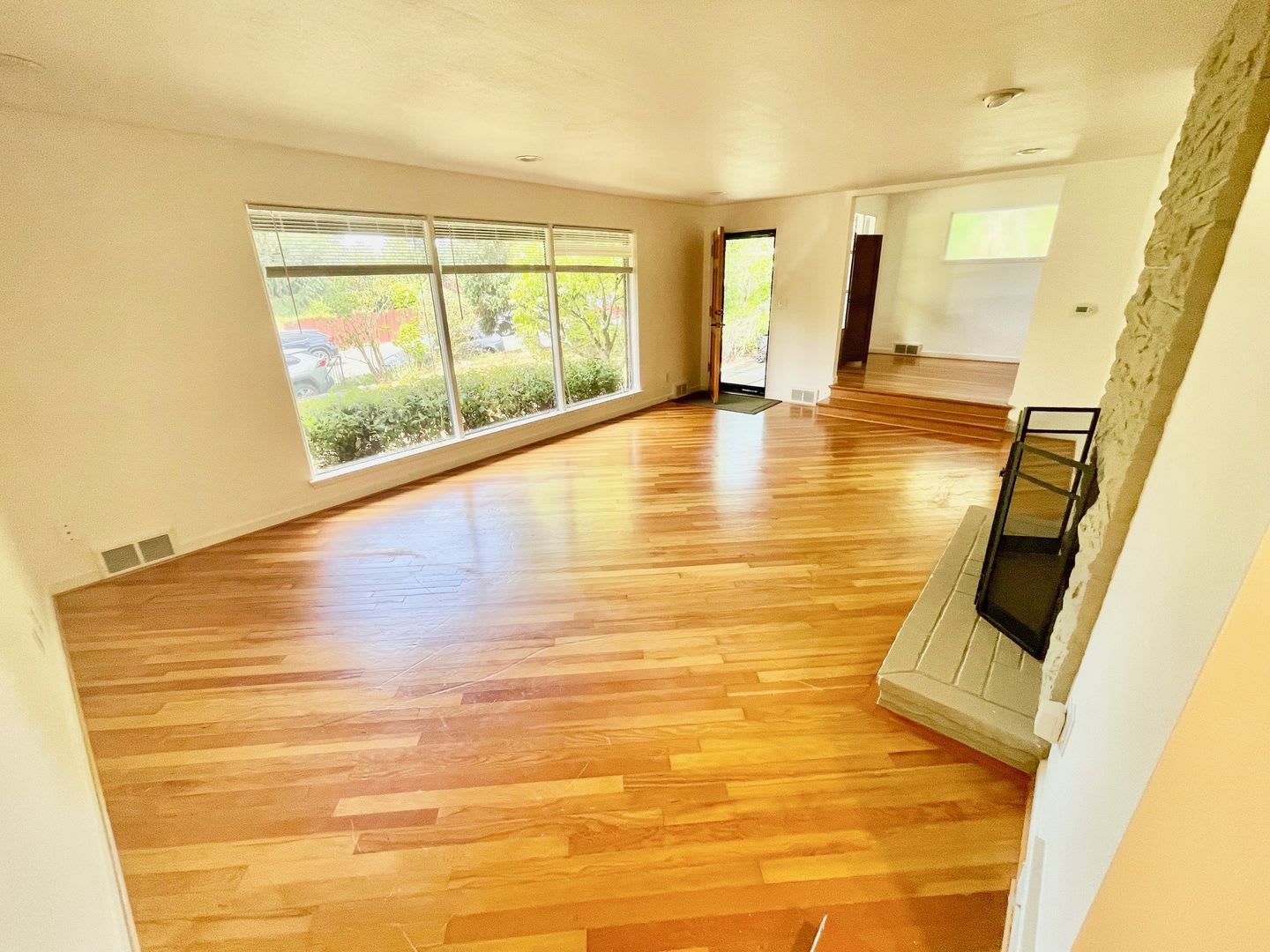 Charming Home On Quiet Street Great Location – photo 2
