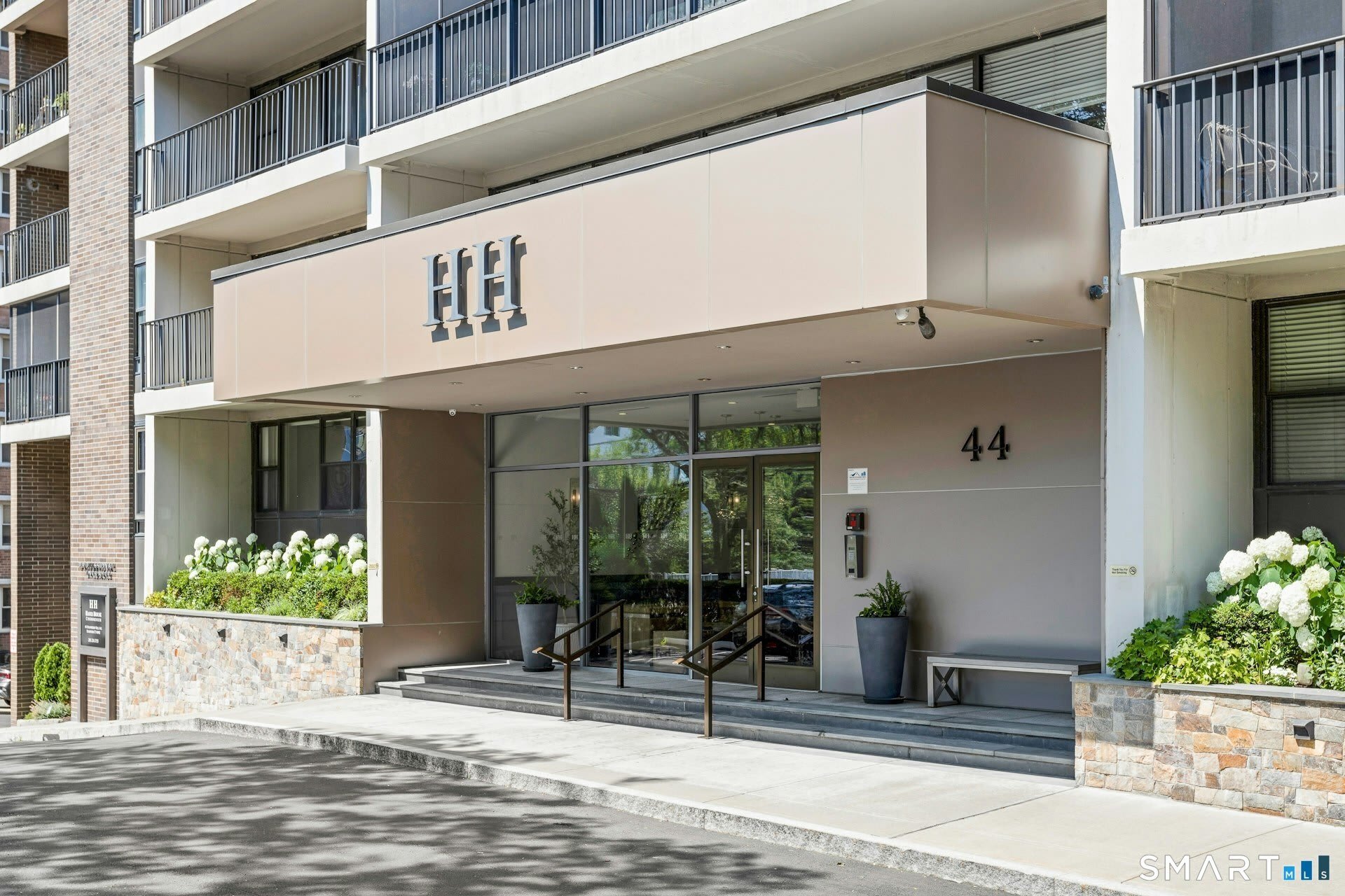 44 Strawberry Hill Avenue – photo 1