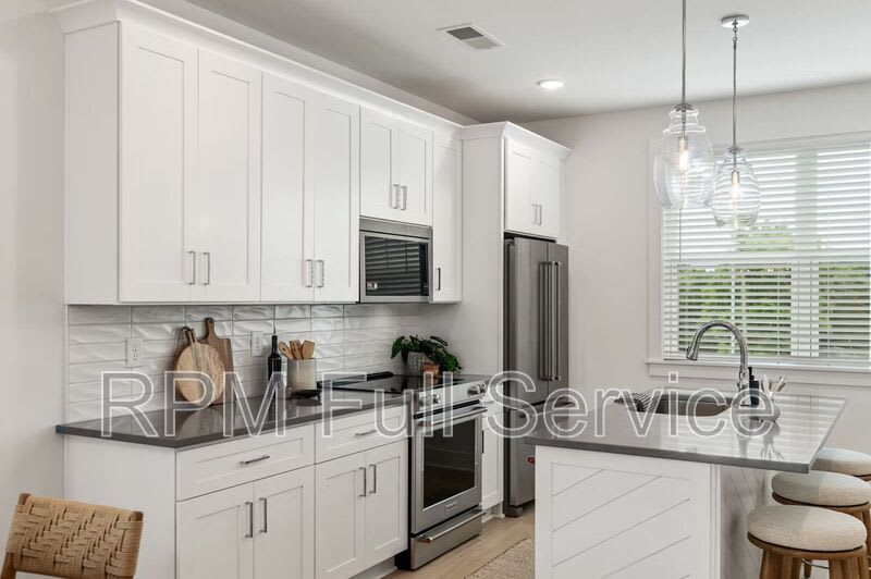 708 N Dupont Avenue – photo 3