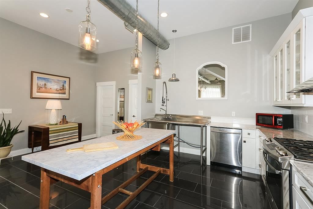 2354 Riverside Drive – photo 2