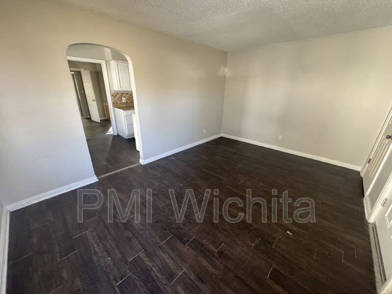 2513 East 9th Street North – photo 2