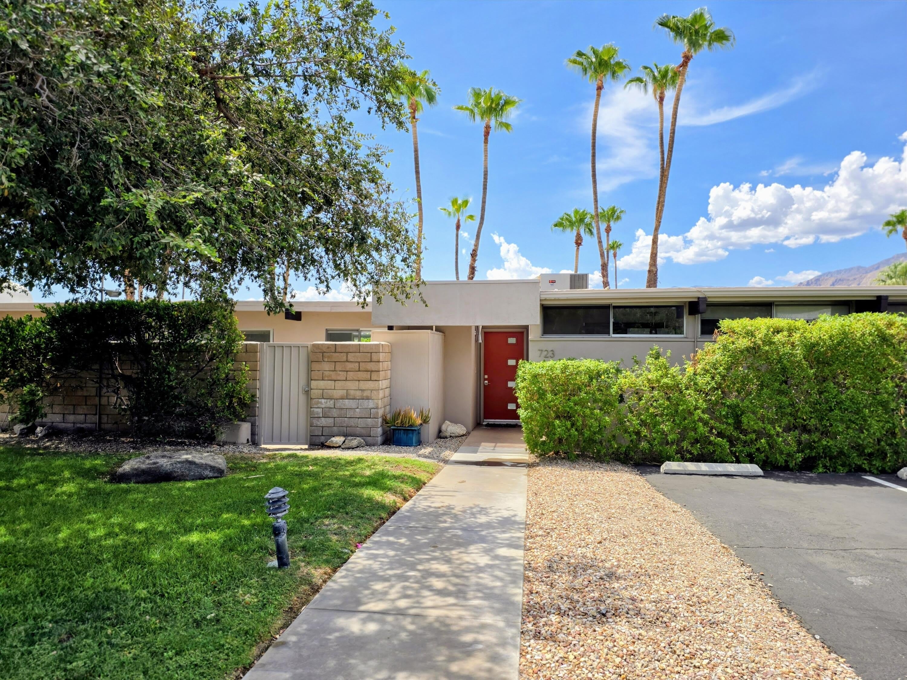 723 E Louise Drive – photo 1
