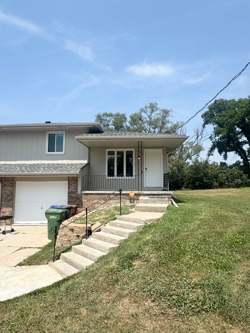 Spacious 3 Bedroom Available Now! – photo 1