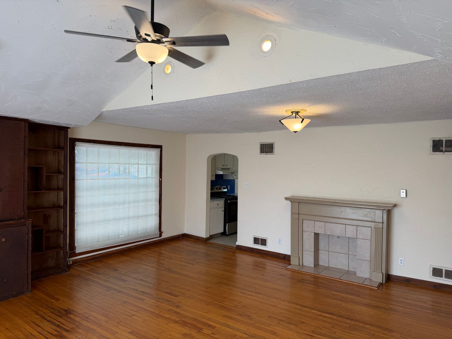 Cute 2 bedroom bungalow next to MSU – photo 2