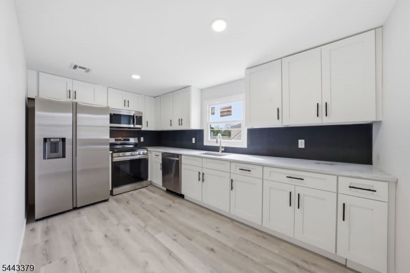 551 Schuyler Ave – photo 5