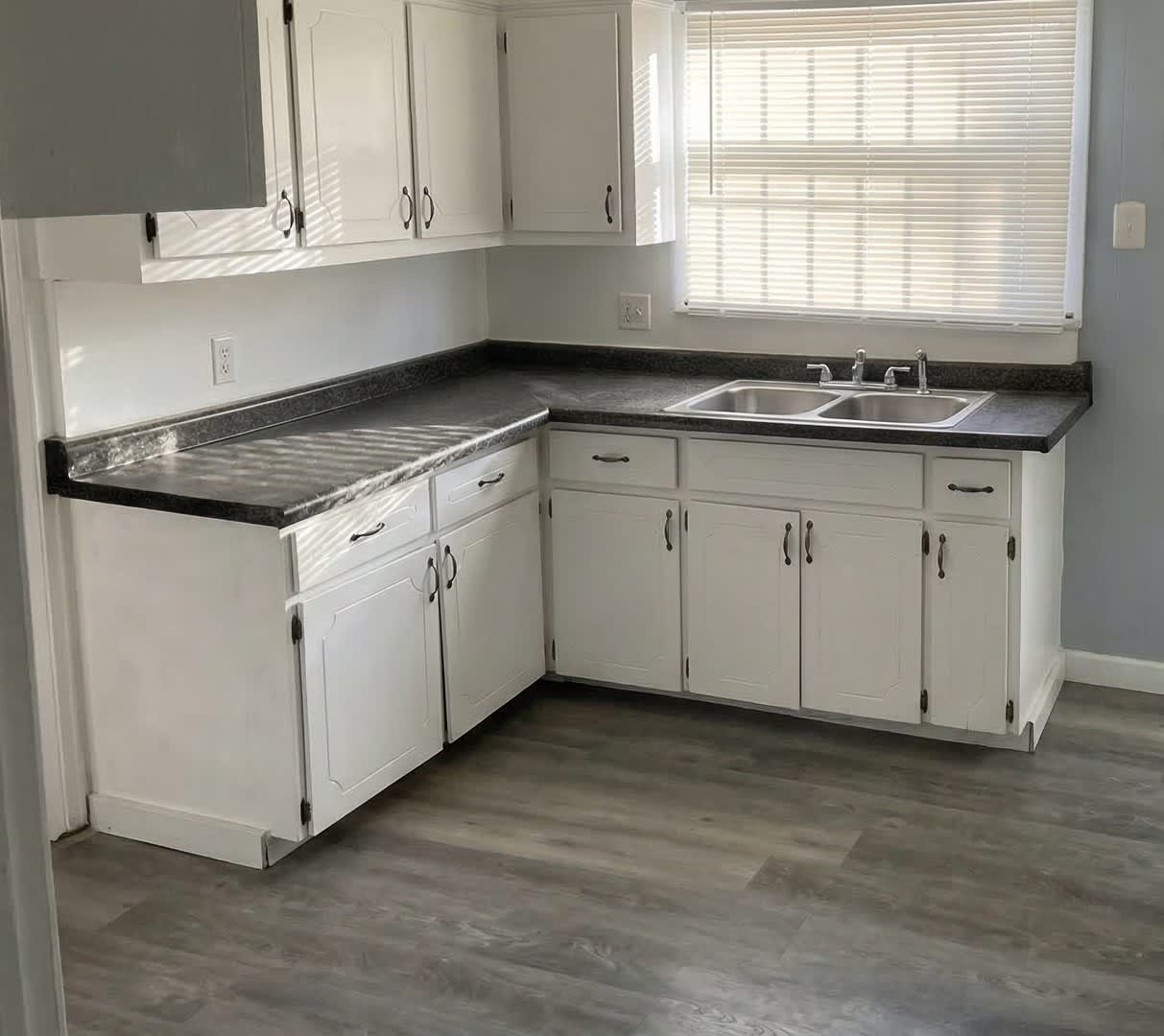 Spacious 3-bedroom, 1 bathroom Brick Home in Schulze – photo 2
