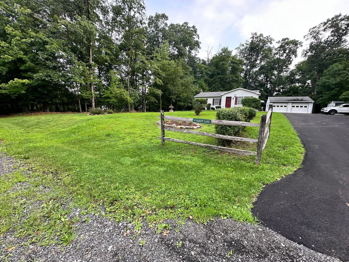 Spacious 3 Bedroom Single Family Home On Over 1 Acre In Blandon – photo 3