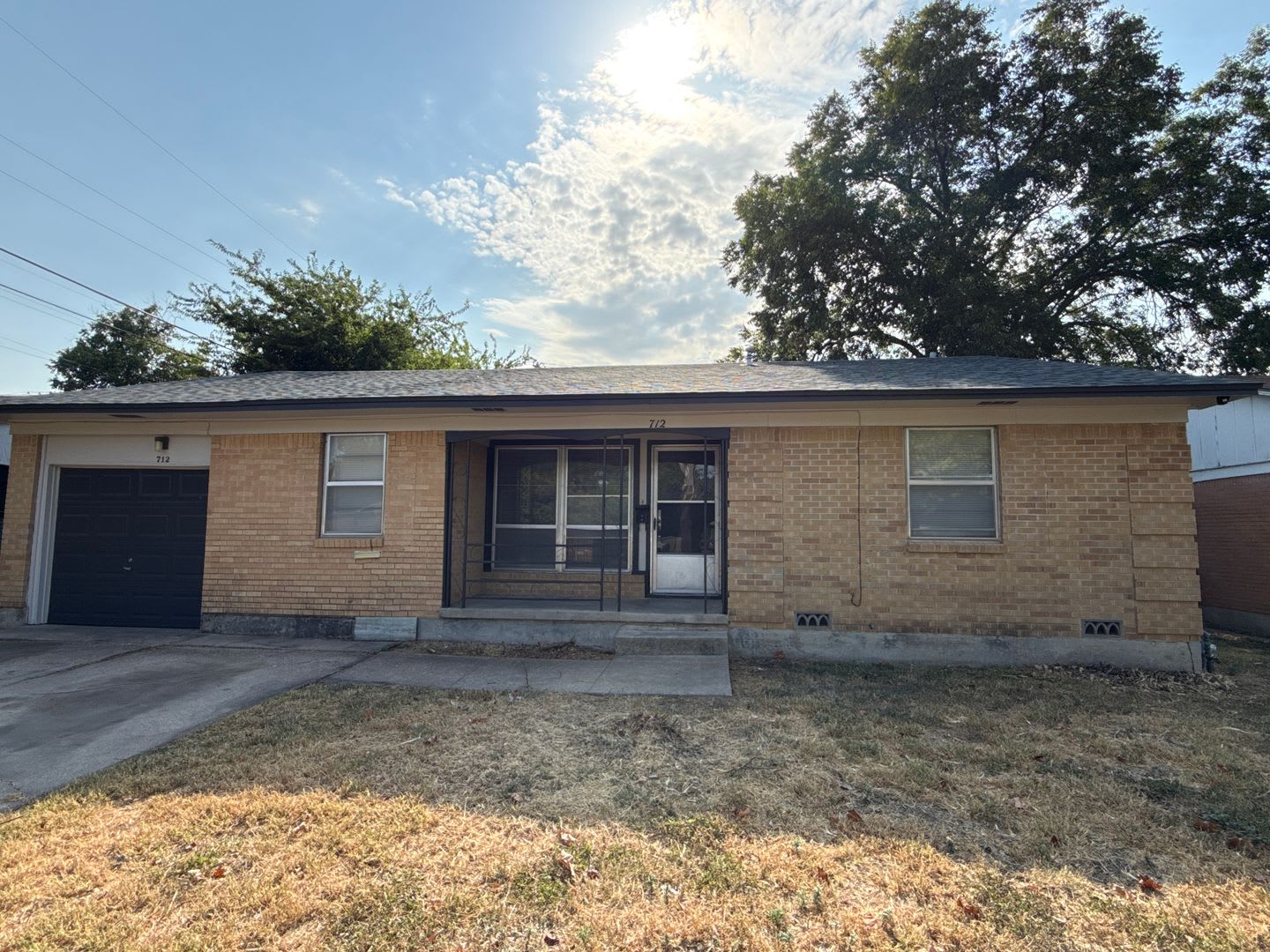 Available for immediate move in! Quaint home with vinyl plank flooring! – photo 1