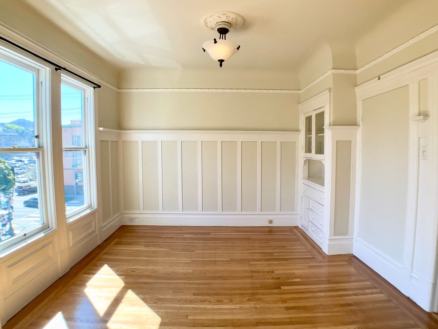 Top Floor FULL FLOOR FLAT! Dual-Pane Windows, Dishwasher, Laundry On-site! – photo 2