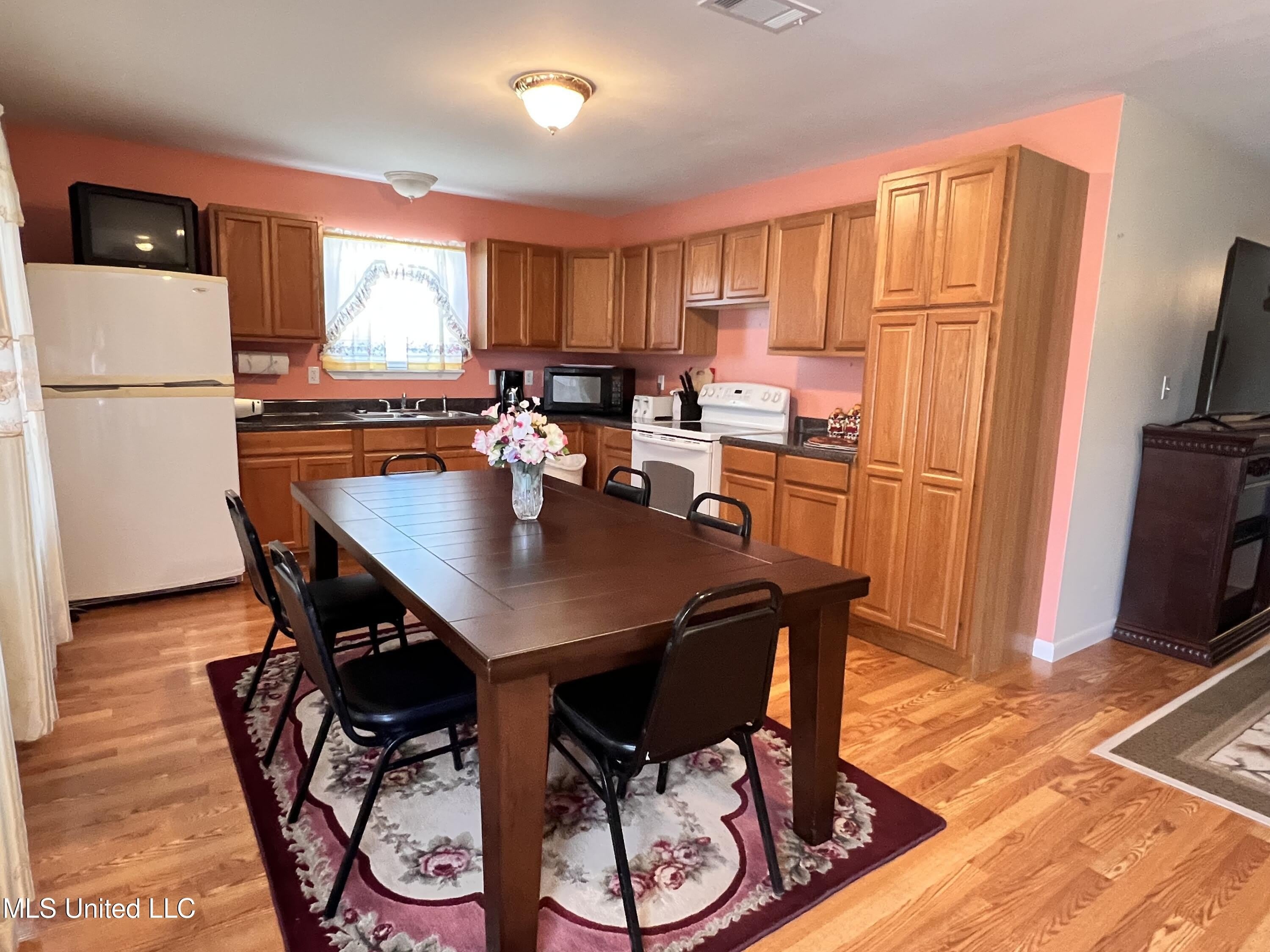 605 Victoria Street – photo 4