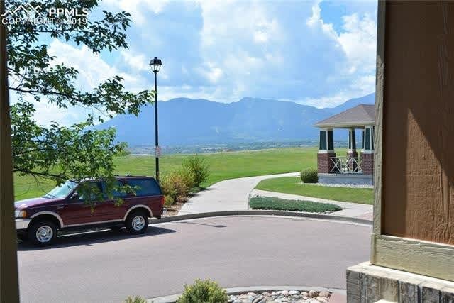 Large updated home with mountain views! – photo 3