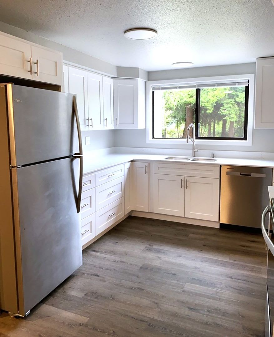 Newly Remodeled 3-bedroom 1 Bath, Spacious Home, All New Appliances and Flooring! – photo 3