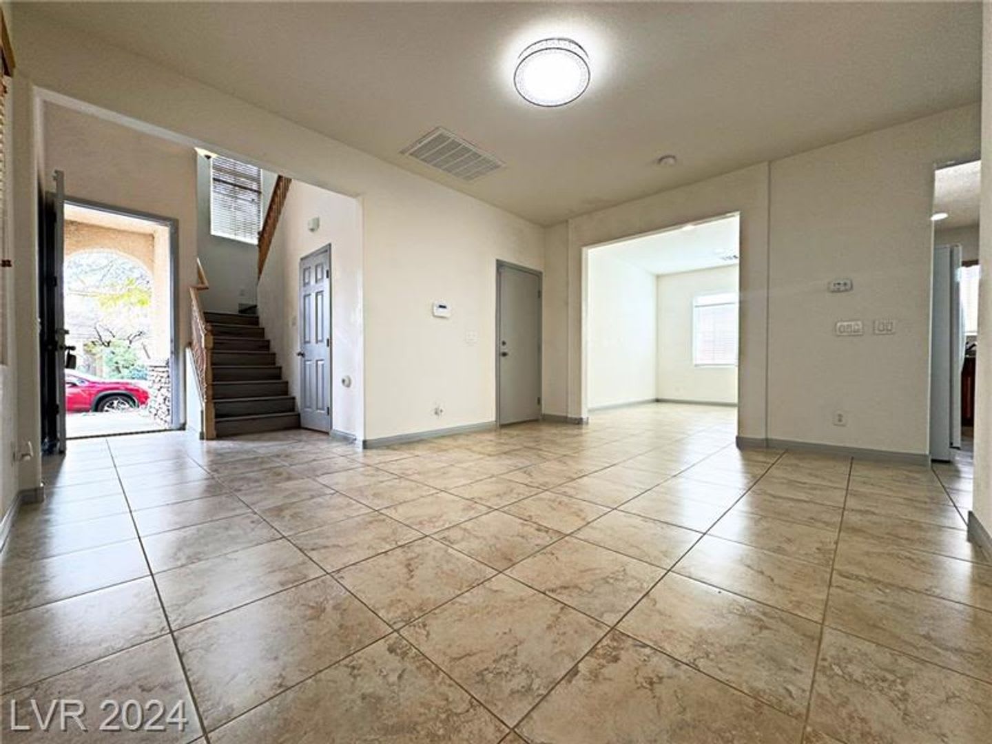 9’ Vaulted Ceiling Home in Culd-De-Sac location of Southern Highland – photo 4