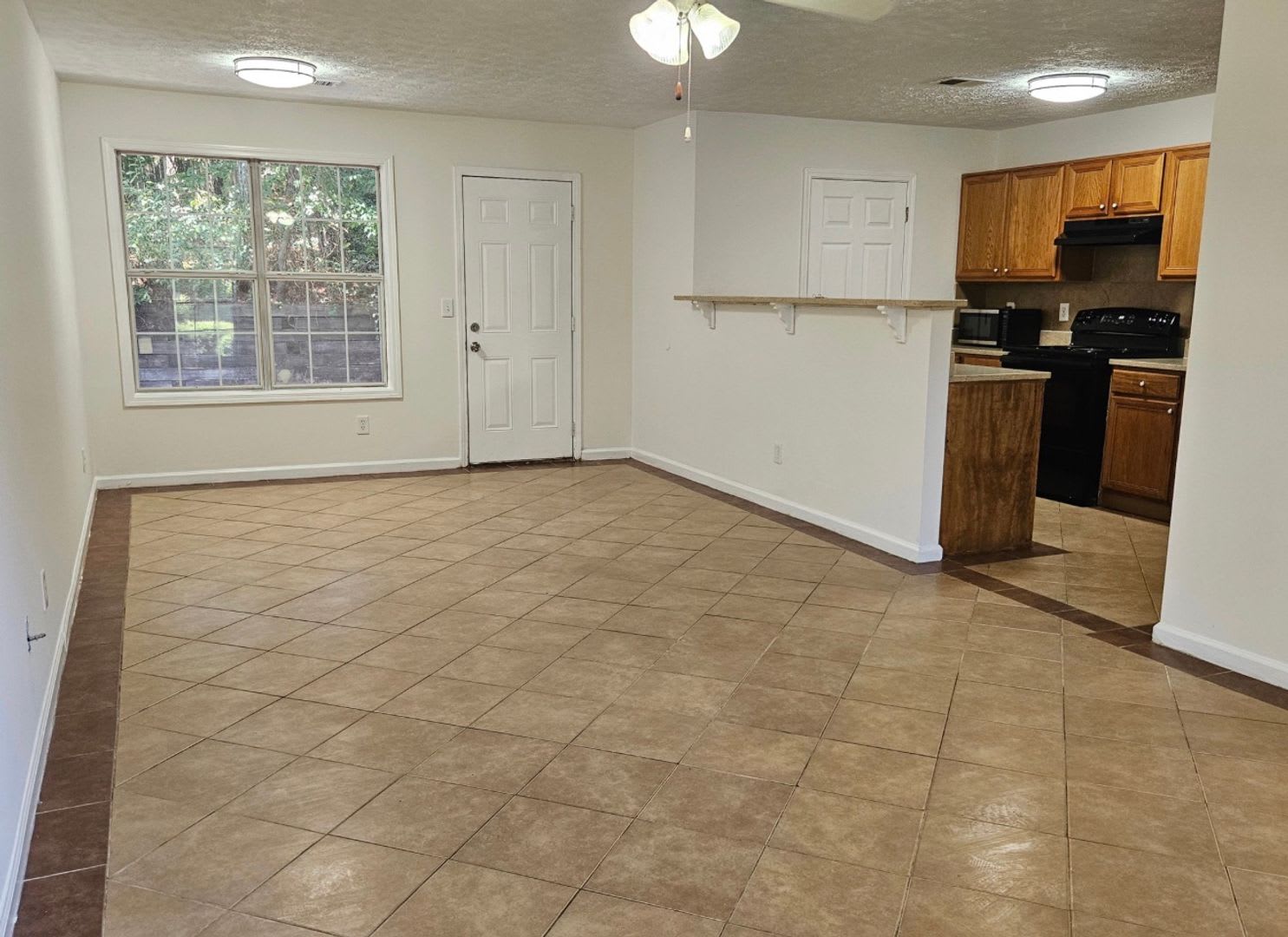 Beautiful 3 bedroom, 2 bath ranch home in Rex – photo 3