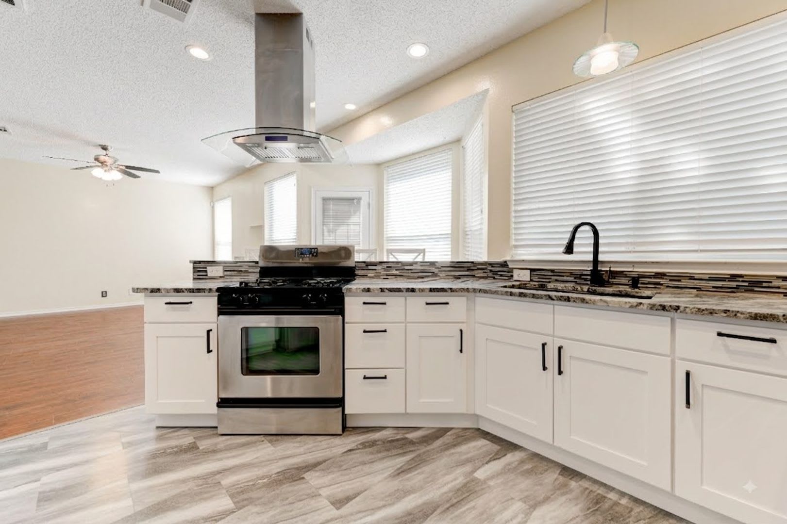 Spacious and Updated Home in Prime Location – photo 3