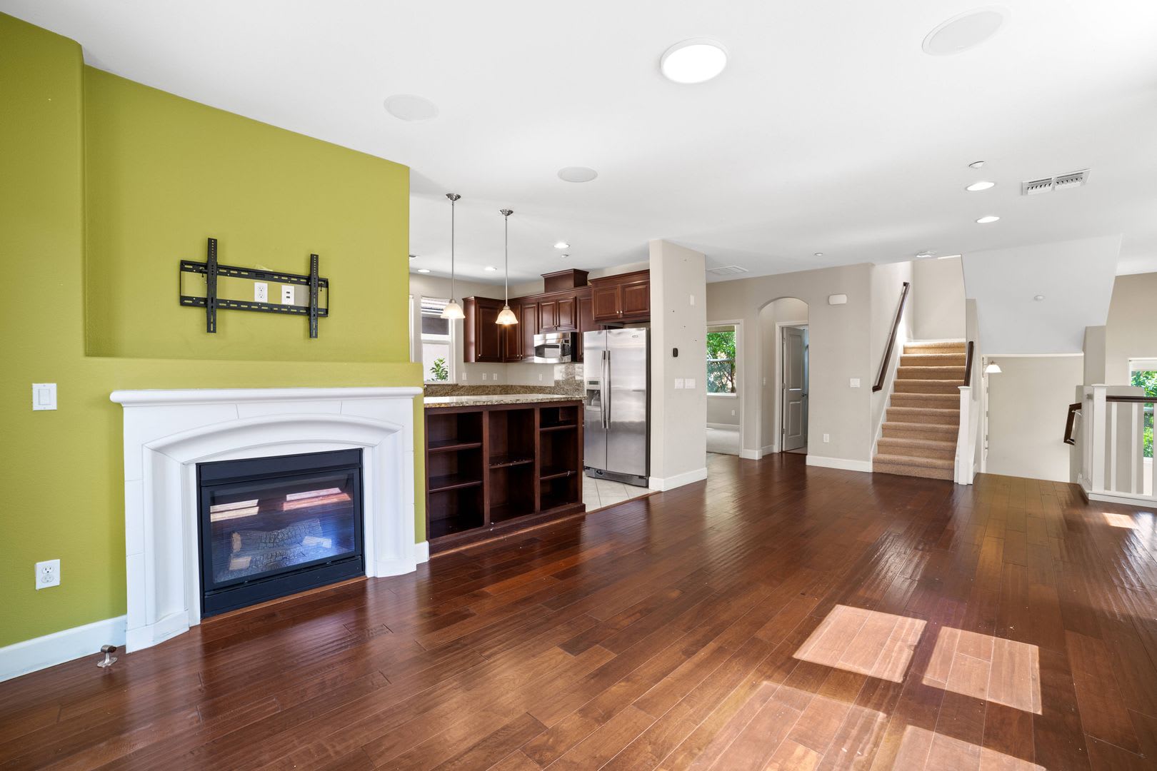 Bright & Spacious Rental Home in Prime Central Location – photo 2