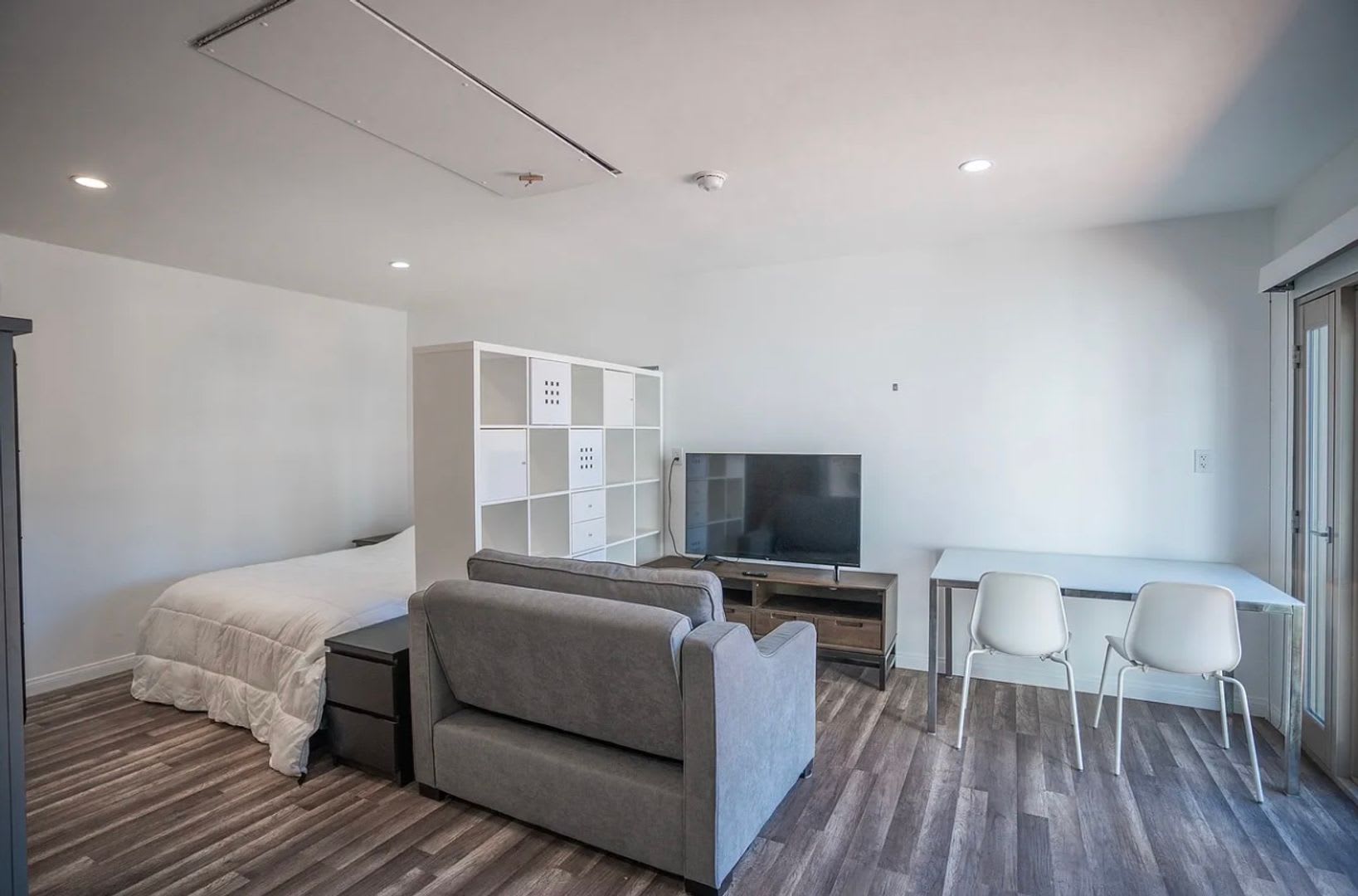 **2021 Euclid Ave #1-A Long Beach** Downstairs Studio 1 bath!! 2 weeks free OAC!!! – photo 4