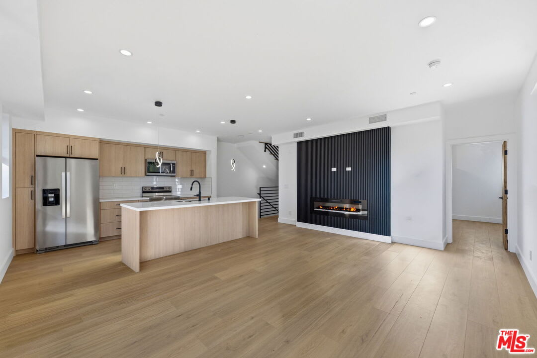 13600 Burbank Boulevard – photo 4