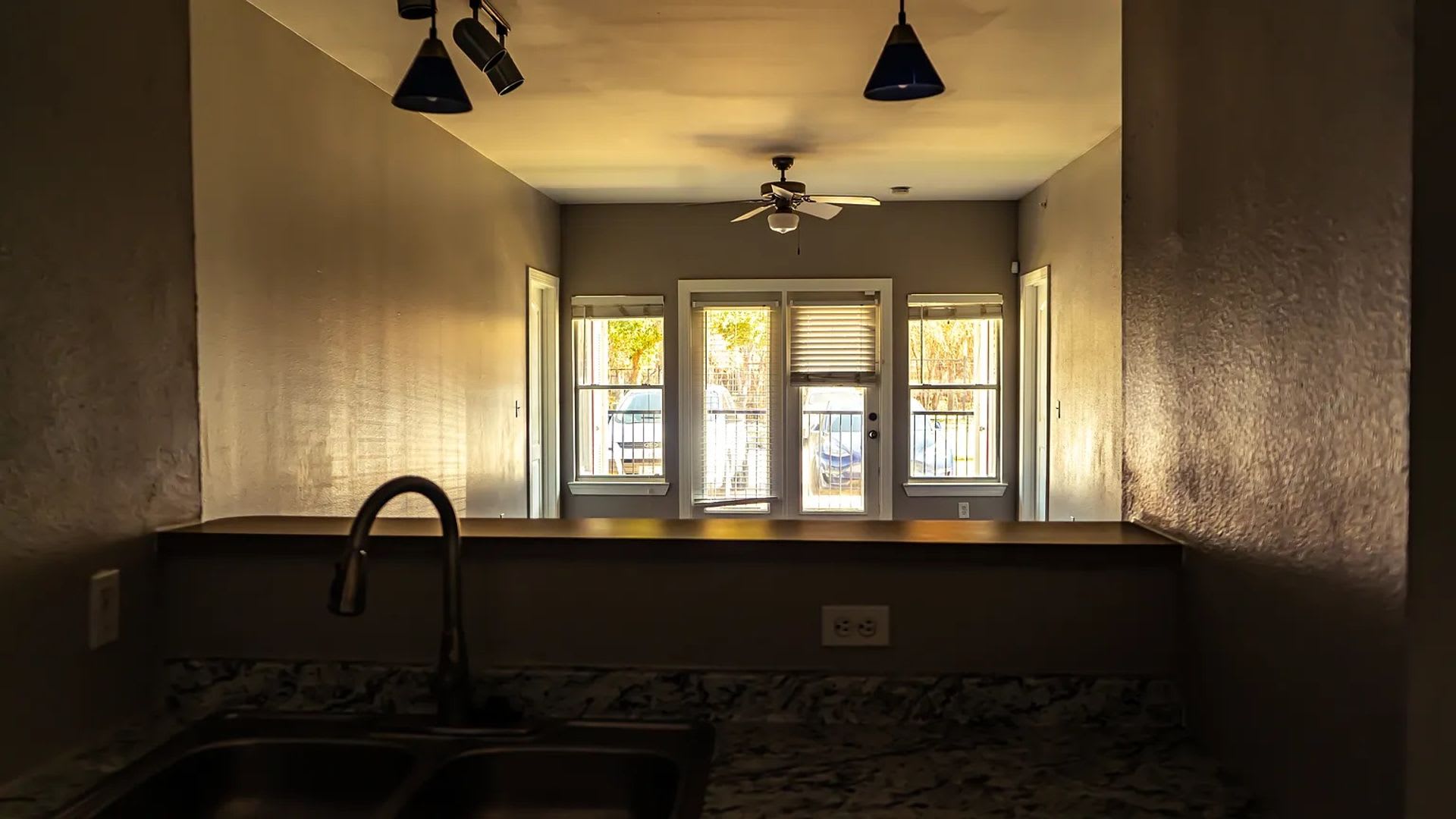 Room in 4 Bedroom Home at Crossing Pl – photo 3