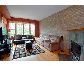 MUST SEE! BEAUTIFUL, 2 BED/2 BATH3rd FL LAUNDRY, GATED PARKING, FIREPLACE, LOCATED E. GARFIELD PARK! – photo 3