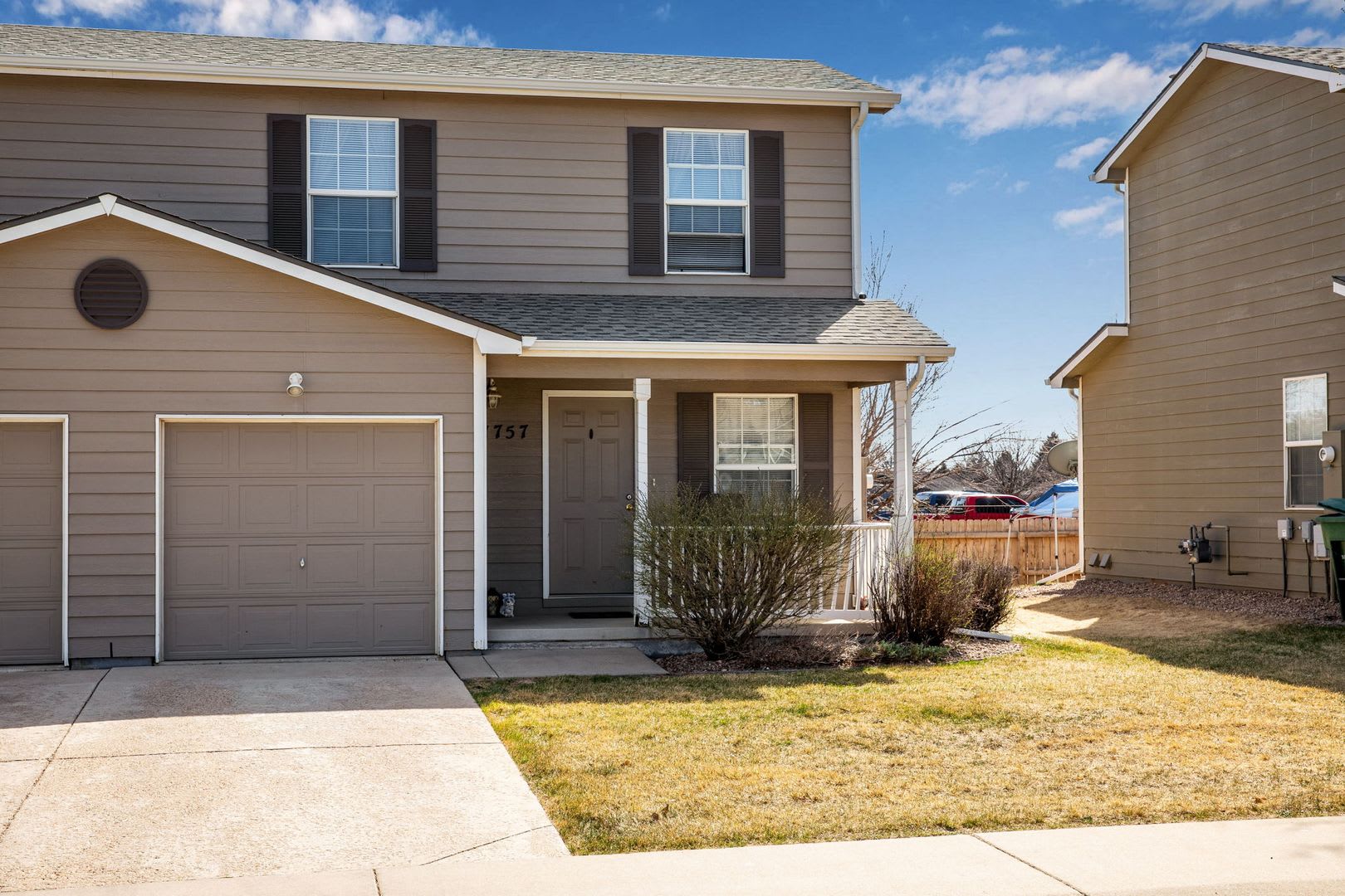 Look and Lease Special $200 off your first month’s rent! Adorable 2 bedroom townhome with garage! – photo 2