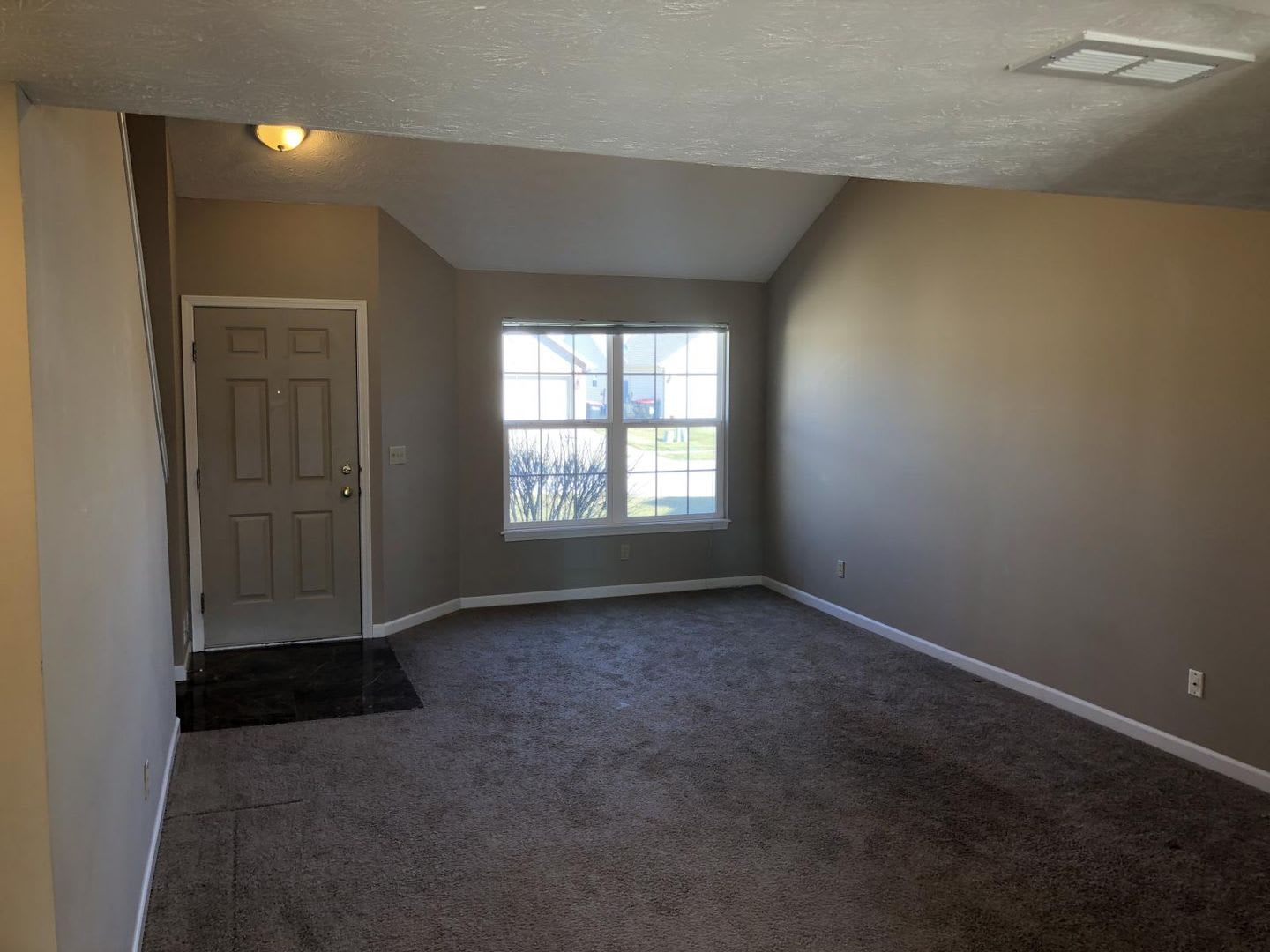 Beautiful townhouse, 3 master-bedrooms, with one on main level. All new kitchen appliances. – photo 2
