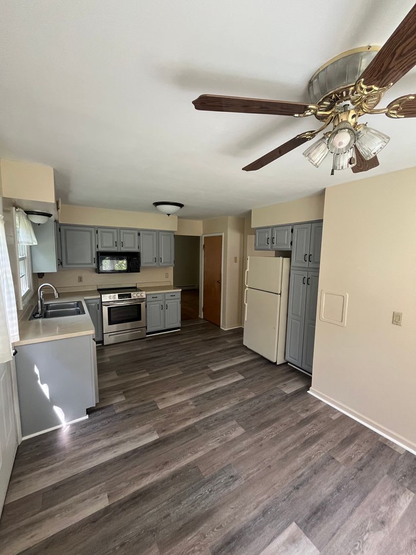 Spacious 4 Bedroom Single-Family Home with Deck & Attached Two-Car Garage – photo 3