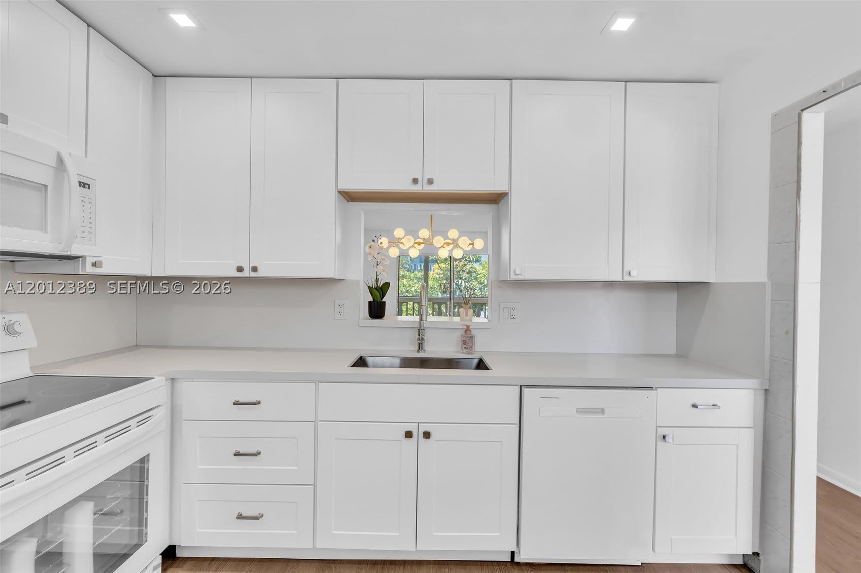 218 NE 12th Ave – photo 3