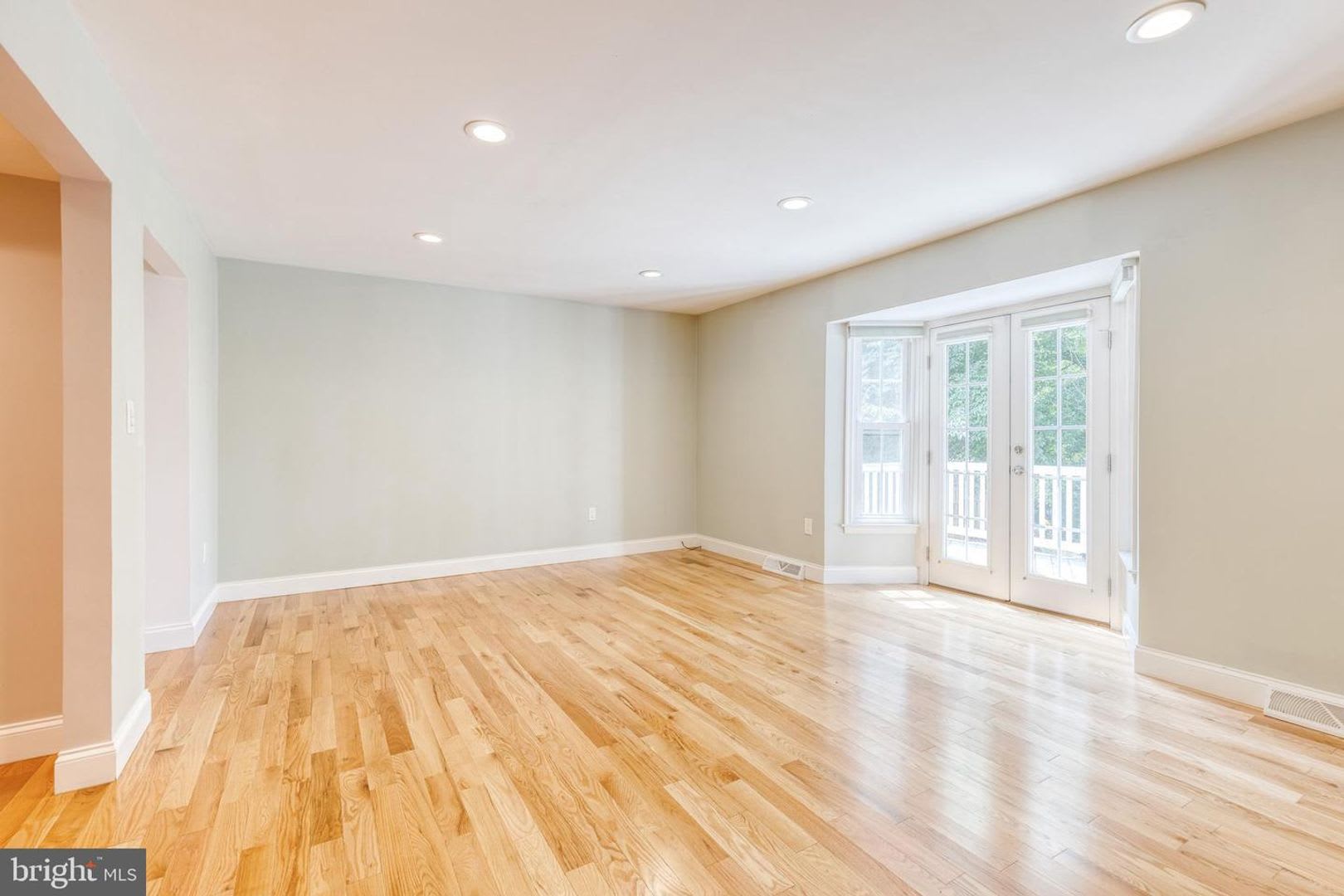Welcome To This Beautifully Renovated 3 Bedroom 2 Full And 2 Half Bath Home Ideally Located In Crofton S Sought After Triangle – photo 3