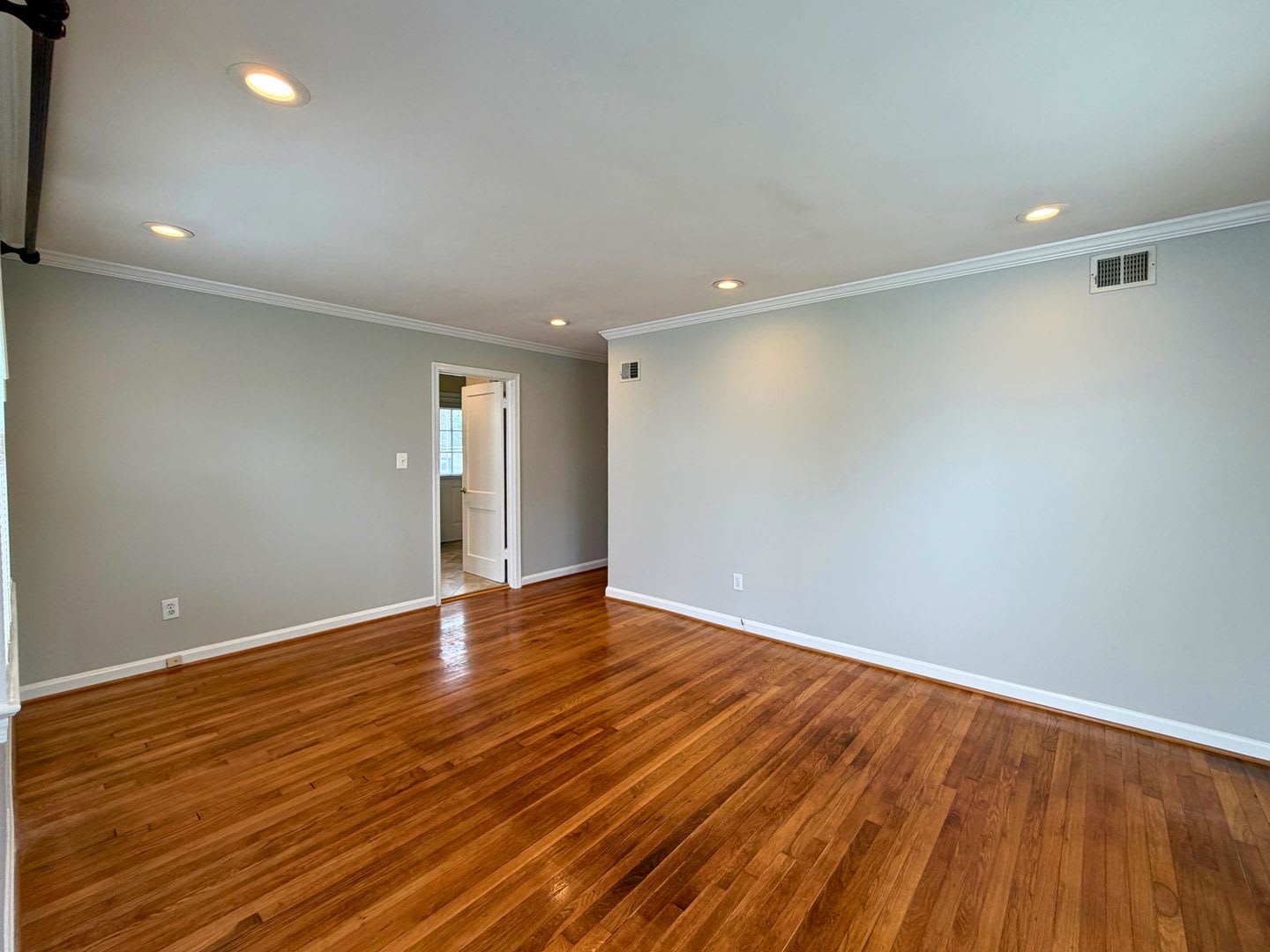 Immaculate 3 bedroom 1.5 bathroom Rambler home in Falls Church – photo 3