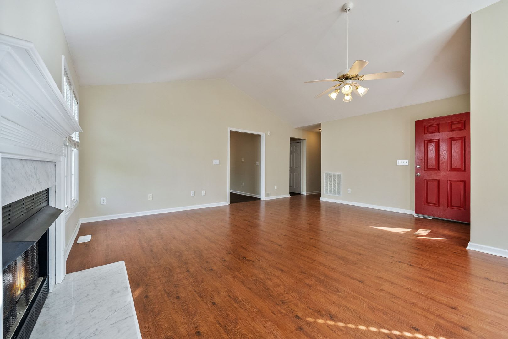 Wonderful 3 Bedroom, 2 Bath home, with 2 Car Garage, Huge Fenced-in yard, and Pet Friendly! – photo 4