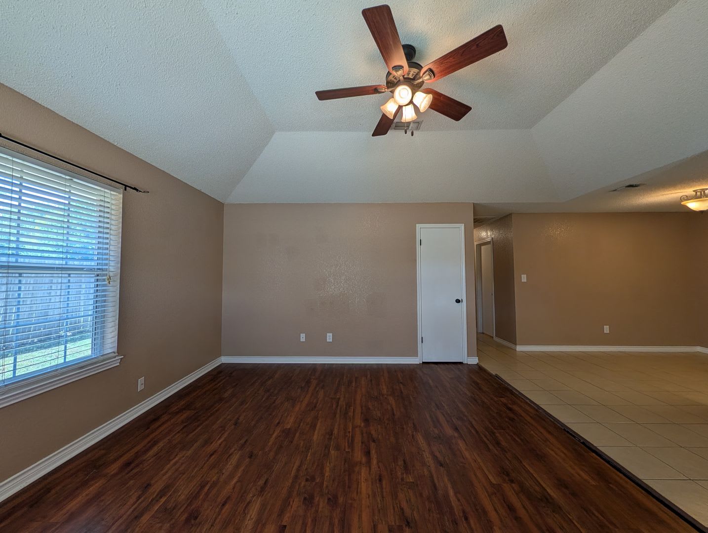 2 Weeks Free Rent 3 2 1 Duplex Walk To Kraft Park The Countyline Memorial Trail Fridge Included No Carpet Nbisd – photo 4