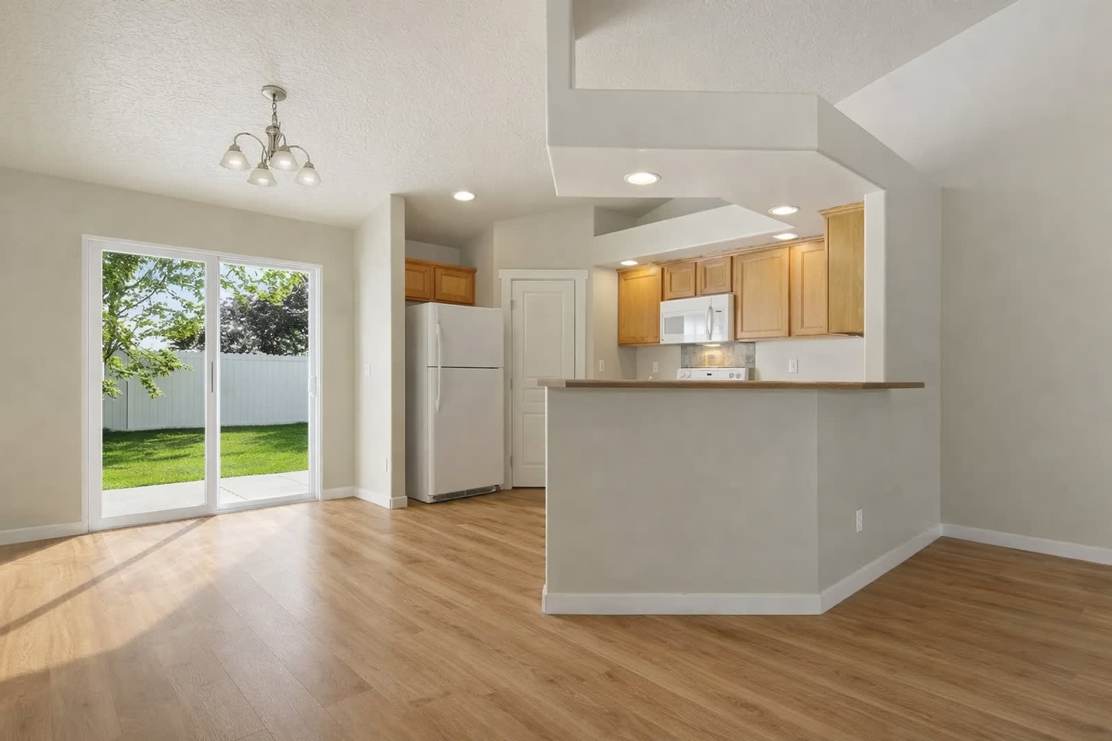 Spacious 4 Bedroom Home With 3 Car Garage – photo 4