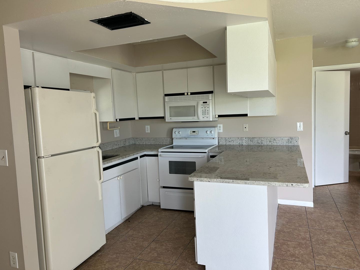***TWO WEEKS FREE*** Flexible Living in a Prime Cape Coral Spot – photo 4